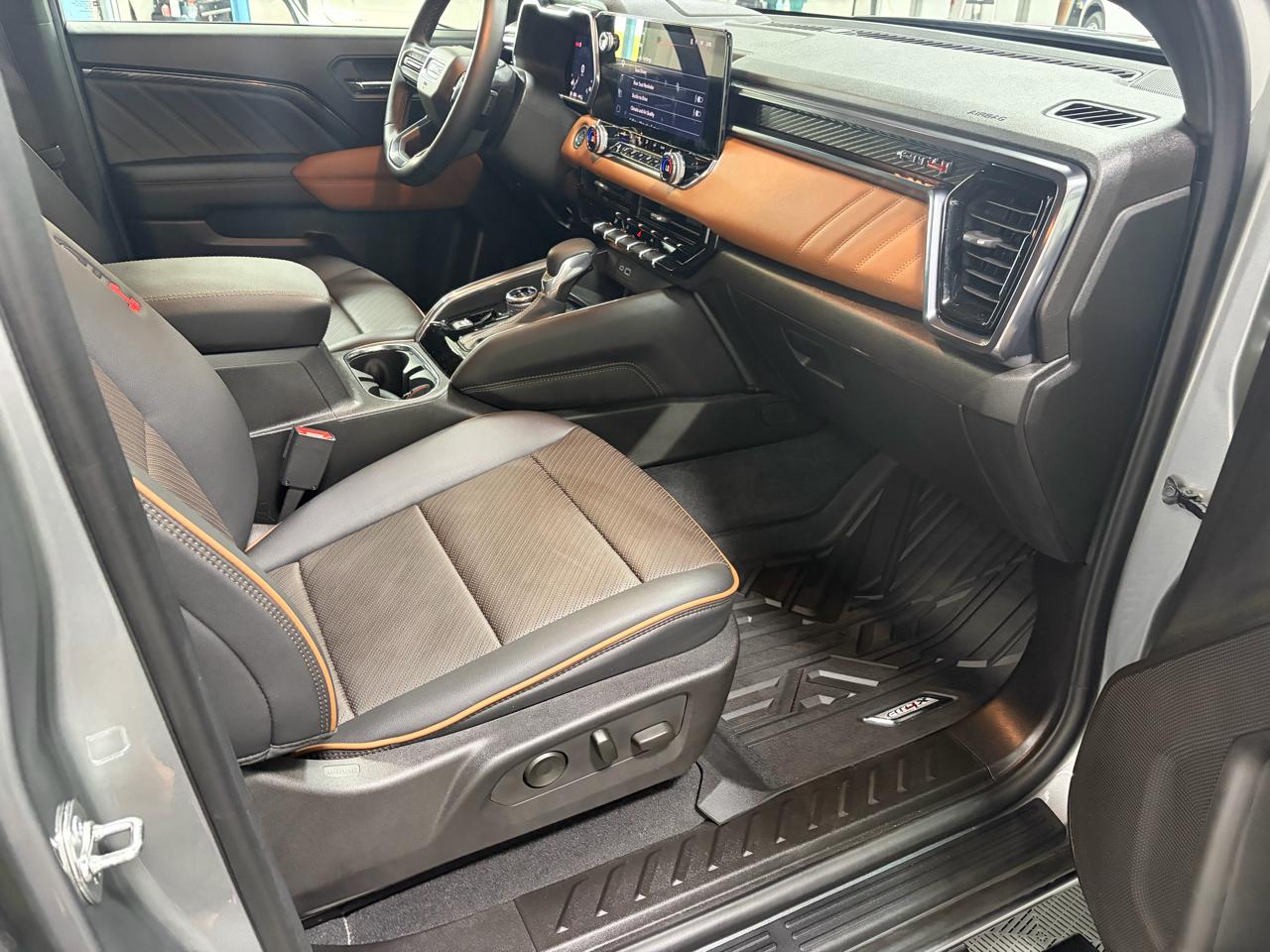 GMC Canyon AT4 Crew Cab 4WD 2025