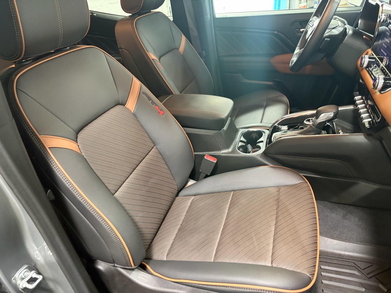 GMC Canyon AT4 Crew Cab 4WD 2025