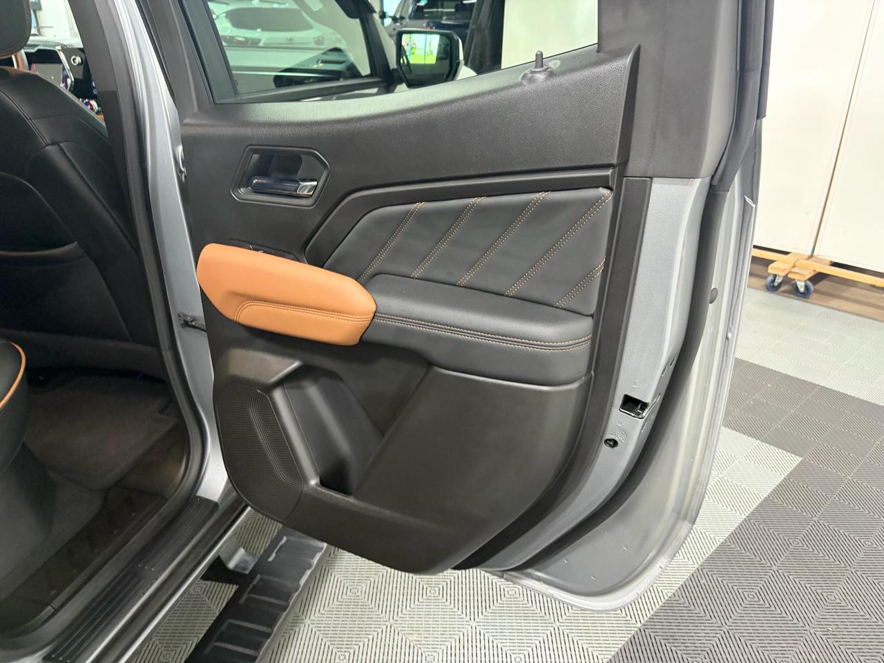 GMC Canyon AT4 Crew Cab 4WD 2025