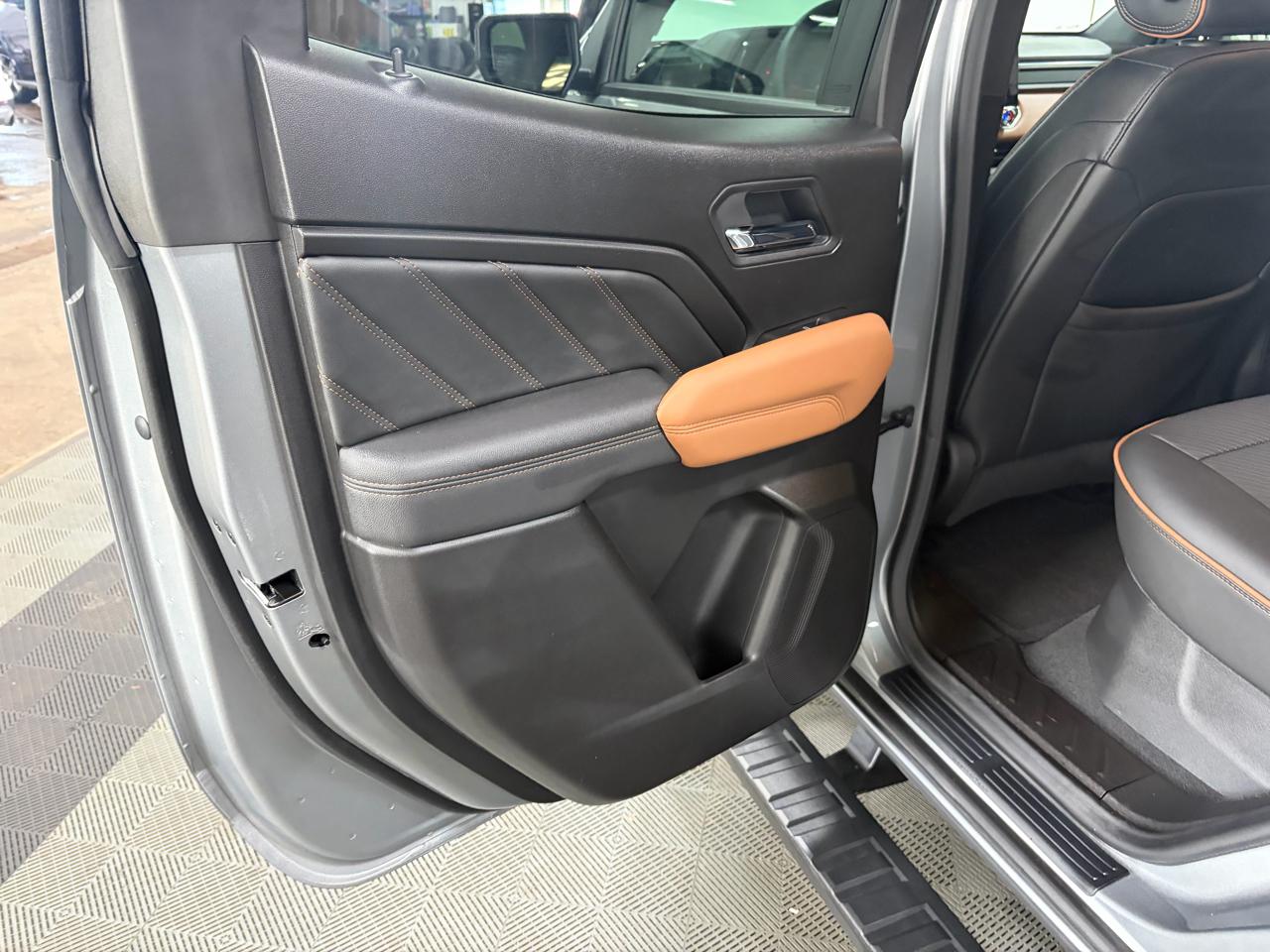 GMC Canyon AT4 Crew Cab 4WD 2025