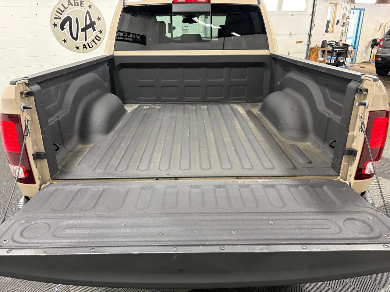 RAM 1500 Classic Warlock 4x4 Crew Cab 5'7" Box 2019