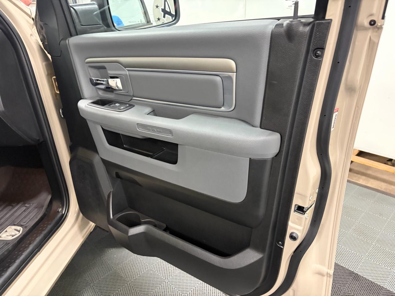 RAM 1500 Classic Warlock 4x4 Crew Cab 5'7" Box 2019