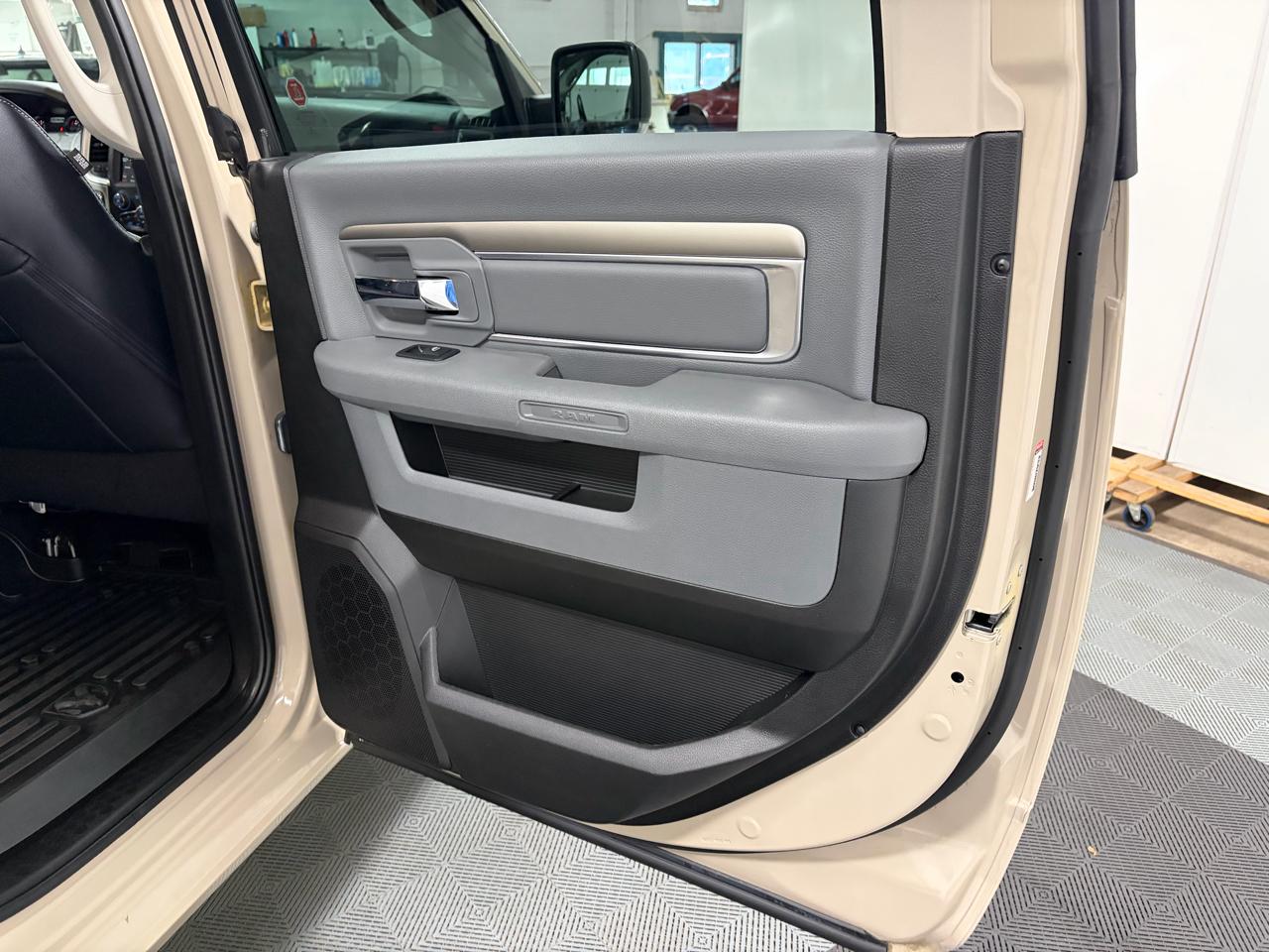 RAM 1500 Classic Warlock 4x4 Crew Cab 5'7" Box 2019