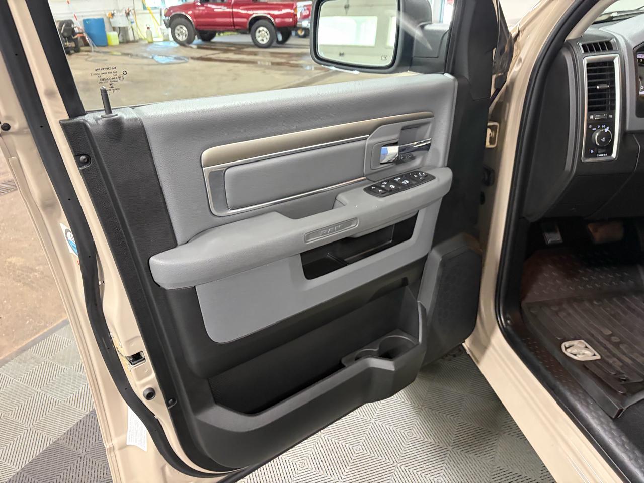 RAM 1500 Classic Warlock 4x4 Crew Cab 5'7" Box 2019