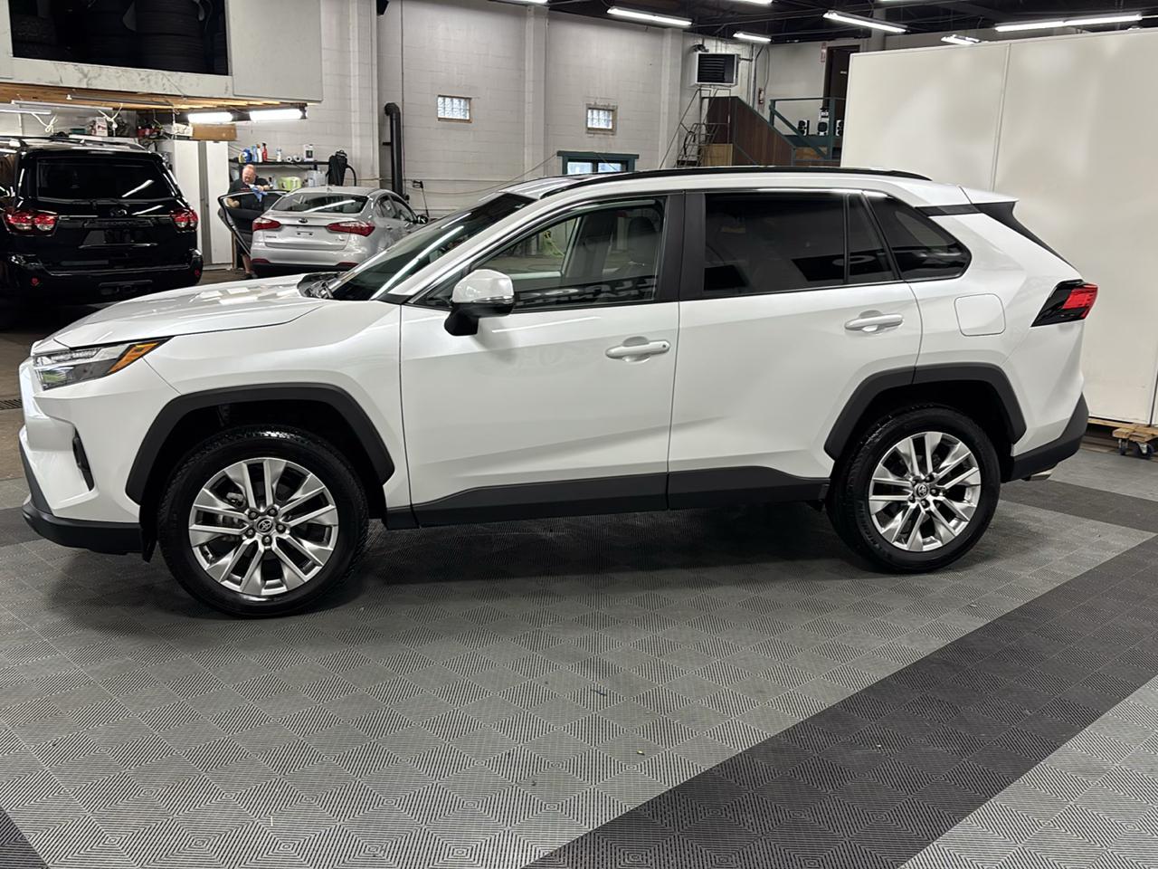 Toyota RAV4 XLE Premium AWD 2025