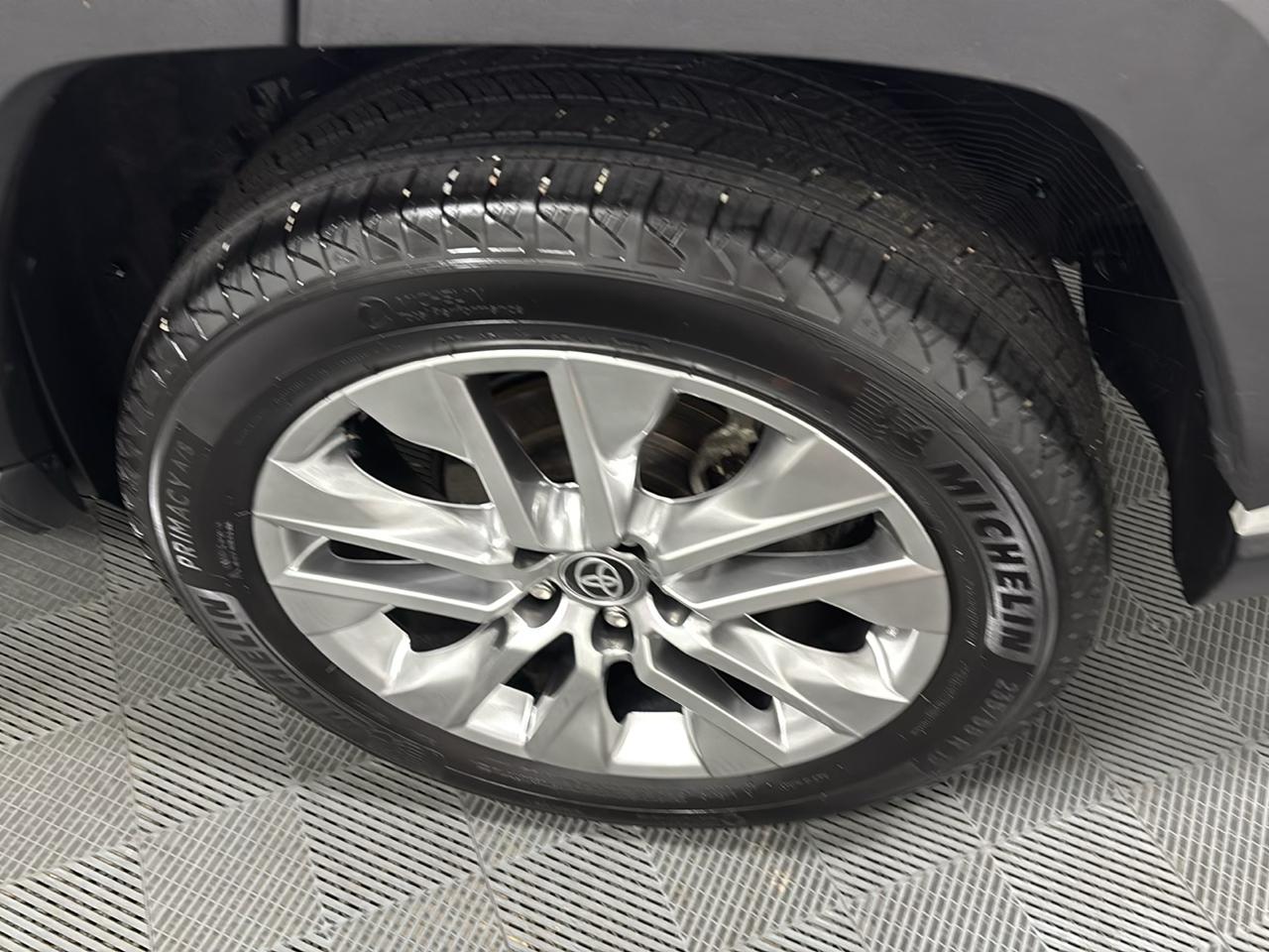 Toyota RAV4 XLE Premium AWD 2025