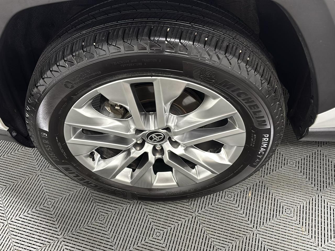 Toyota RAV4 XLE Premium AWD 2025