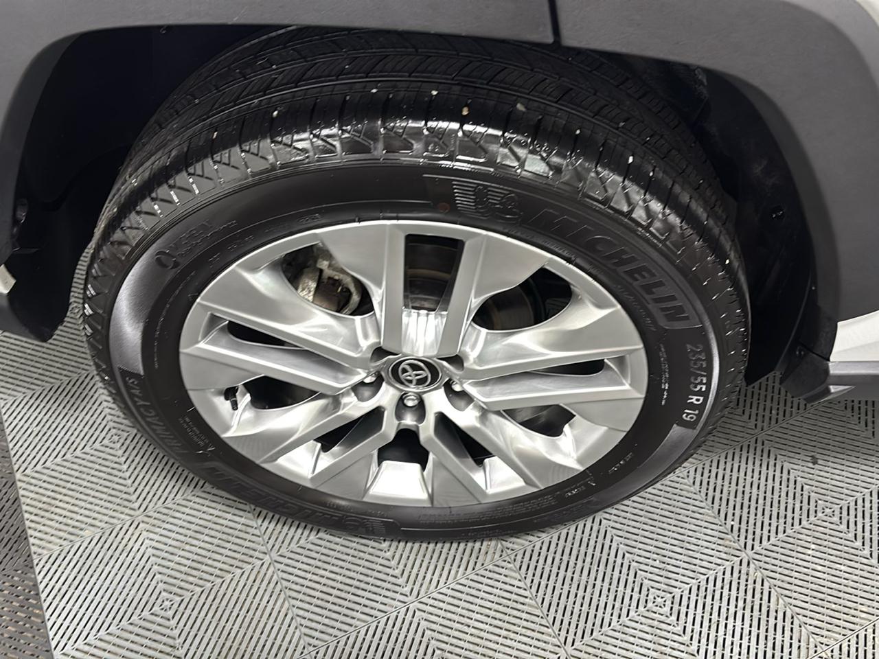 Toyota RAV4 XLE Premium AWD 2025