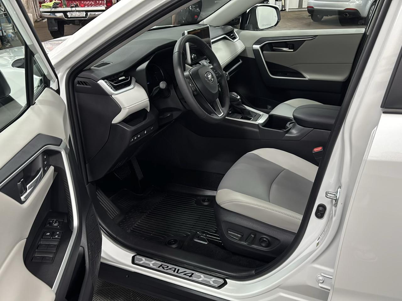 Toyota RAV4 XLE Premium AWD 2025