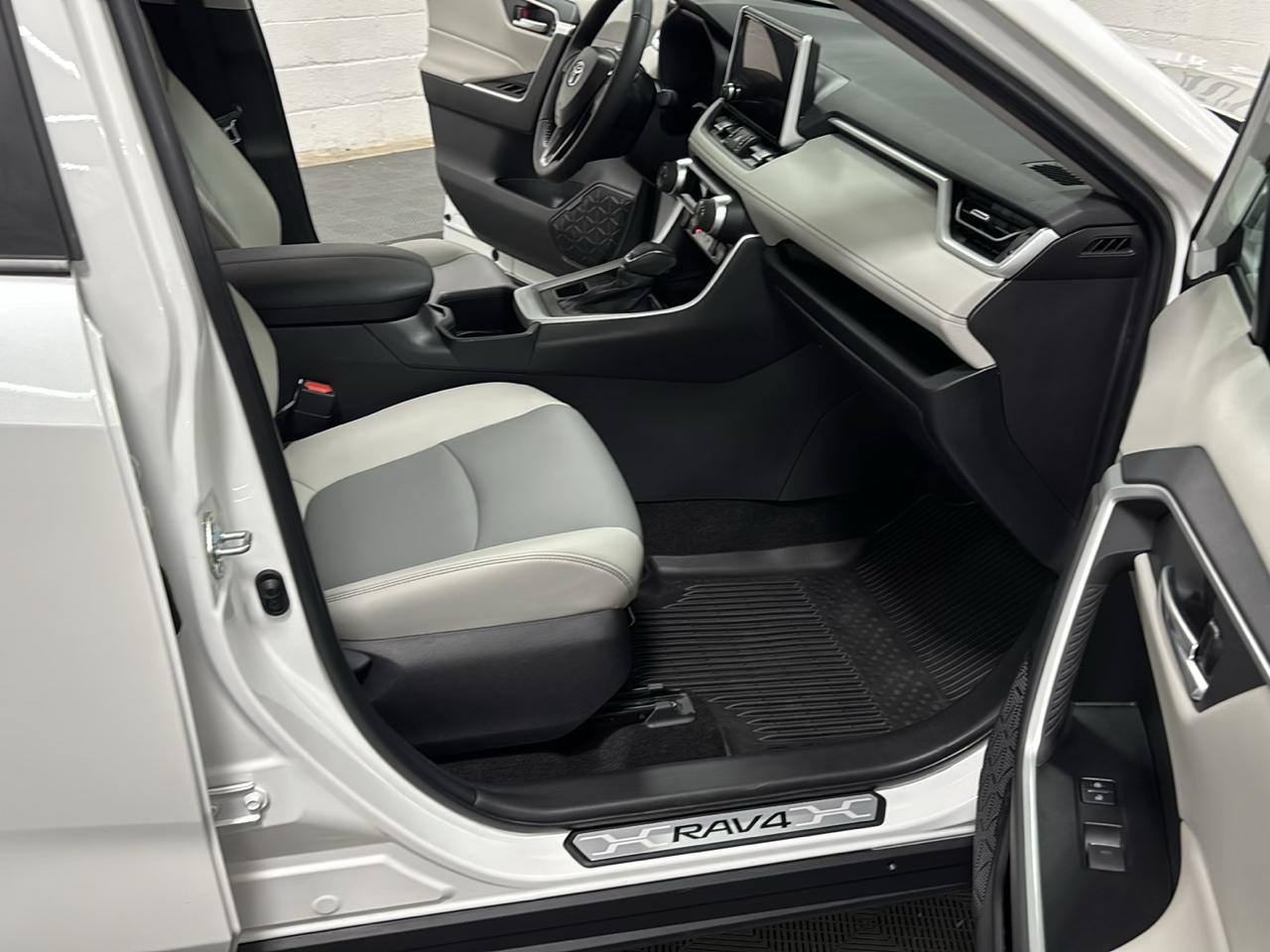 Toyota RAV4 XLE Premium AWD 2025