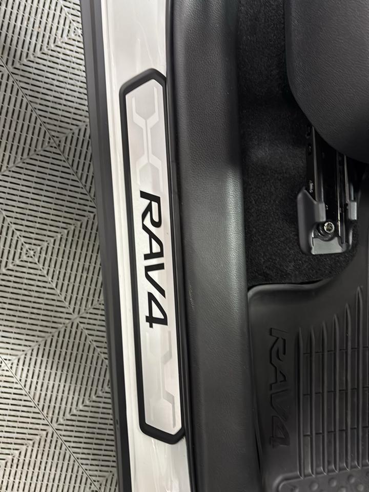Toyota RAV4 XLE Premium AWD 2025