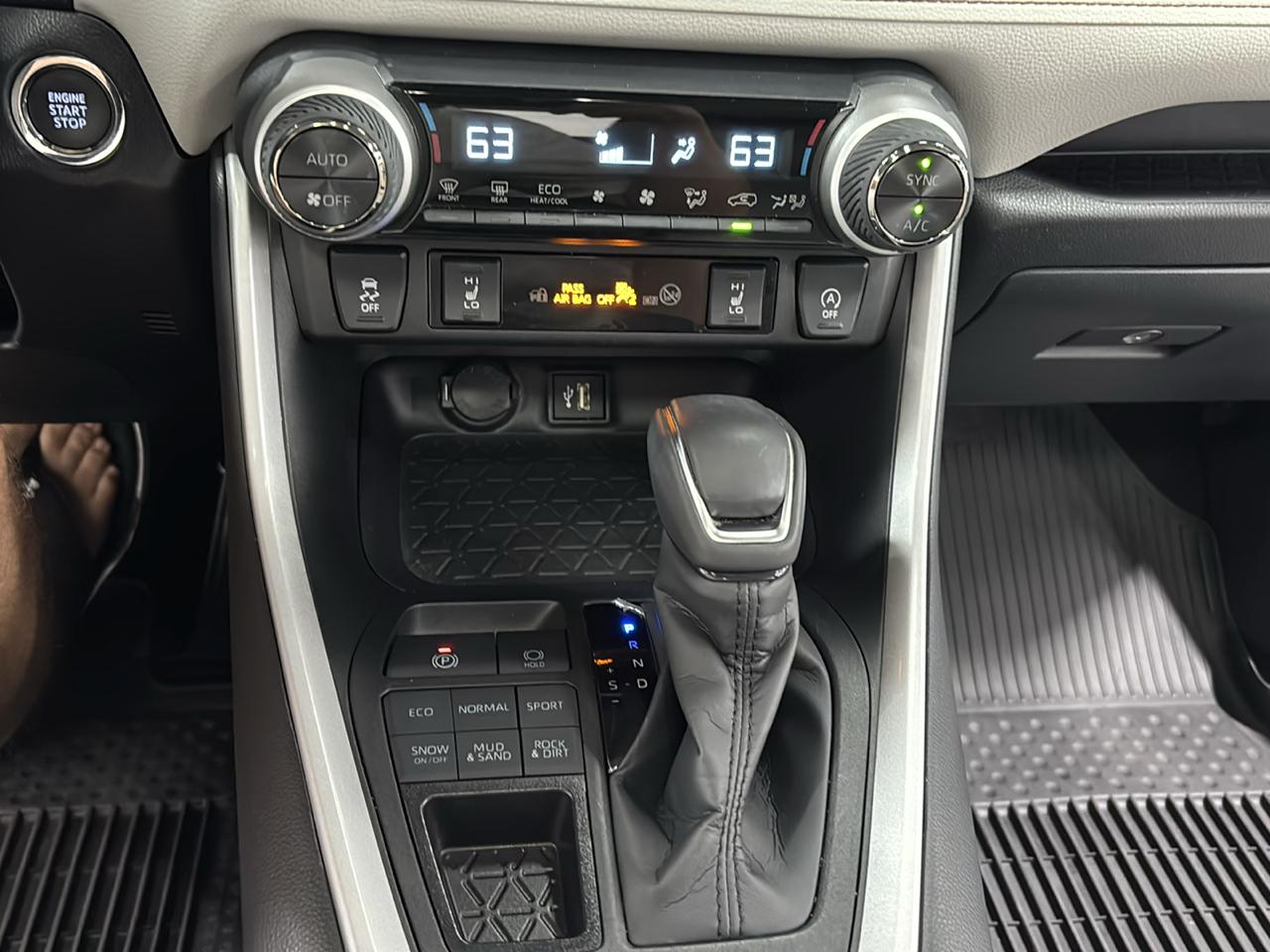 Toyota RAV4 XLE Premium AWD 2025