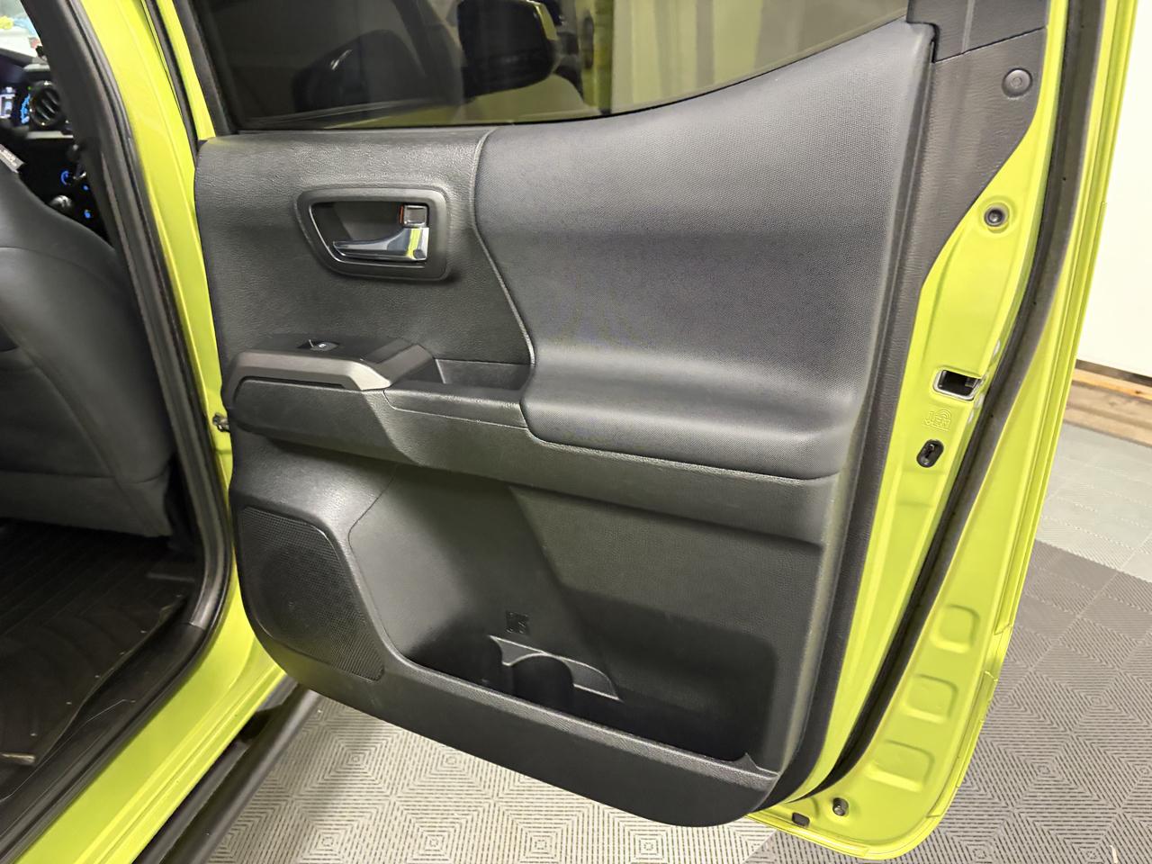 Toyota Tacoma 4WD Double Cab V6 MT TRD Off Road (Natl) 2023