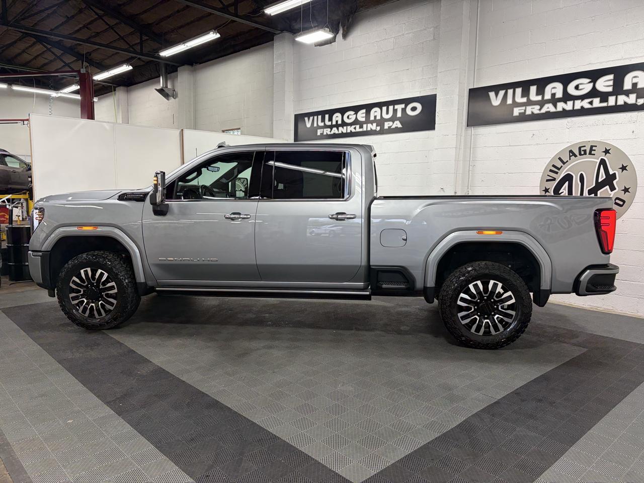GMC Sierra 3500HD Denali Ultimate Crew Cab 4WD 2025