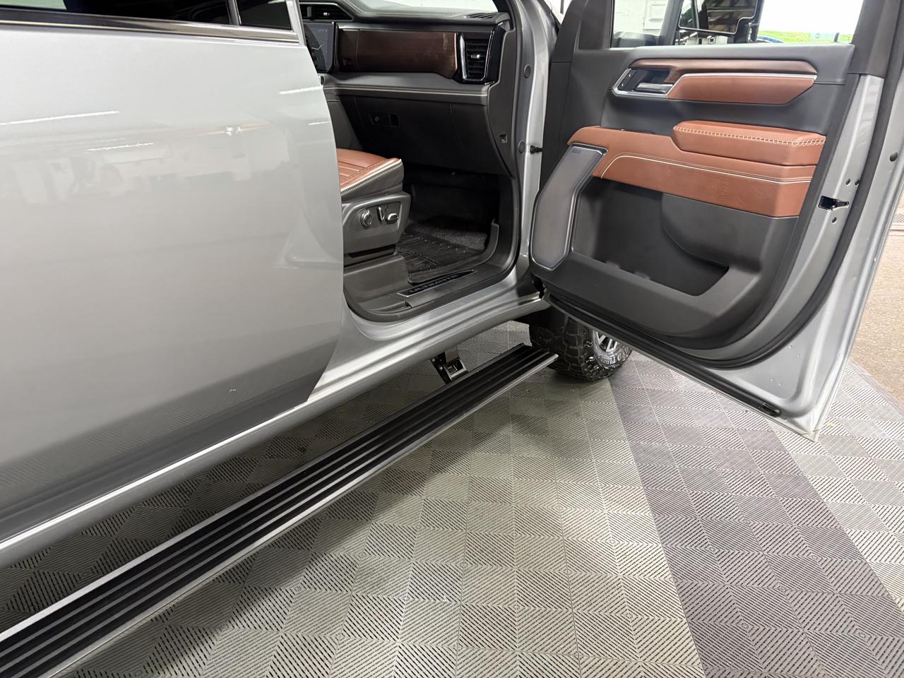 GMC Sierra 3500HD Denali Ultimate Crew Cab 4WD 2025