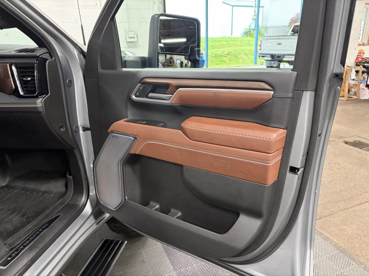GMC Sierra 3500HD Denali Ultimate Crew Cab 4WD 2025