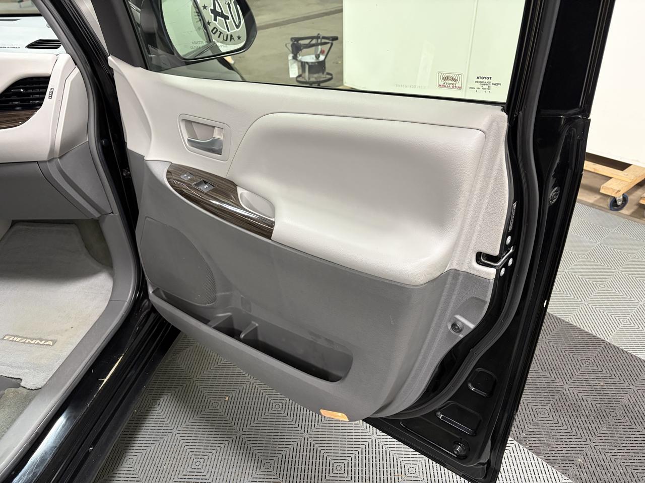 Toyota Sienna 5dr 8-Pass Van XLE Premium FWD (Natl) 2015