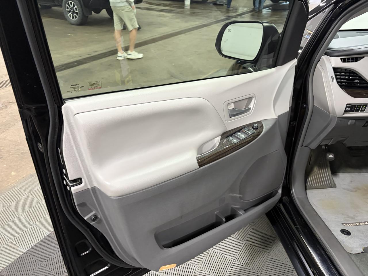 Toyota Sienna 5dr 8-Pass Van XLE Premium FWD (Natl) 2015