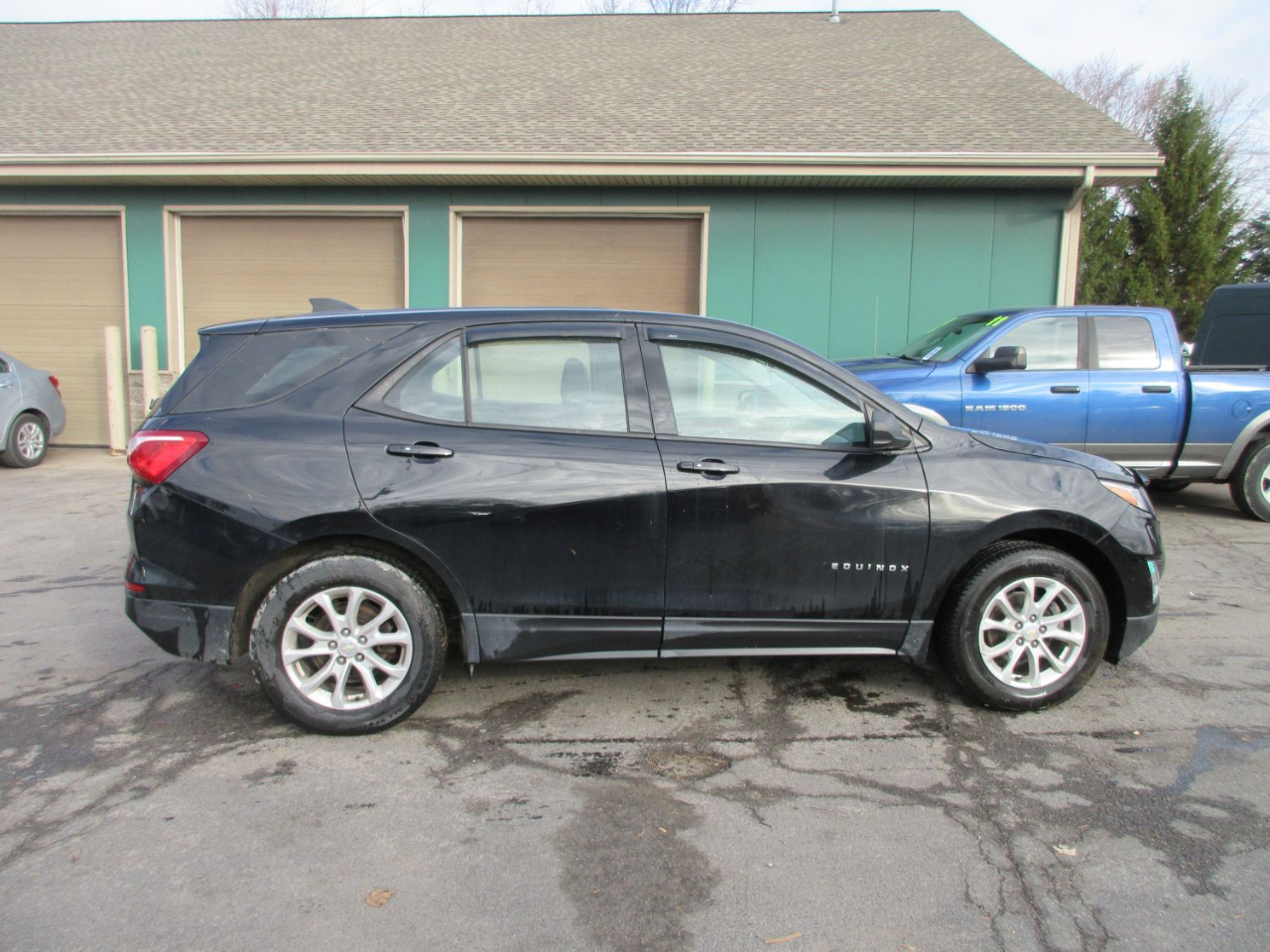 2019 Chevrolet Equinox LS photo 2