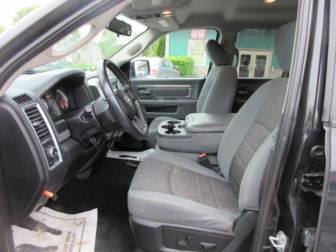 RAM 1500 SLT Quad Cab 4WD 2016