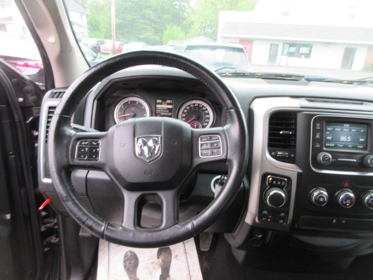 RAM 1500 SLT Quad Cab 4WD 2016