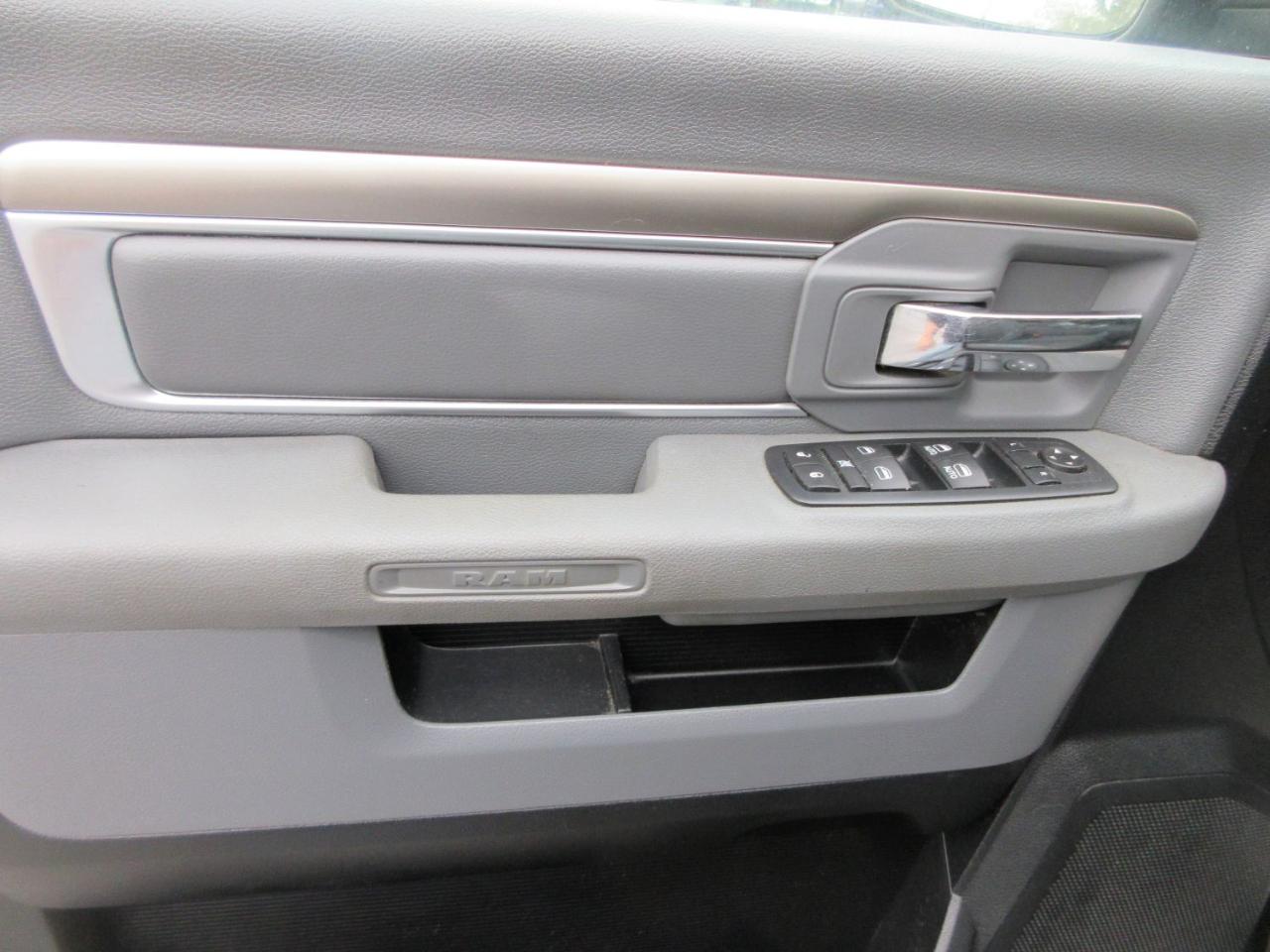RAM 1500 SLT Quad Cab 4WD 2016