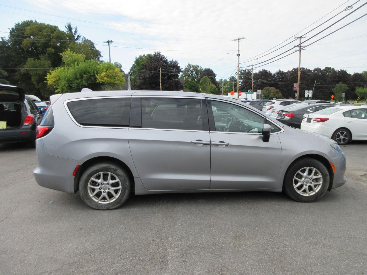 Chrysler Pacifica LX 2018