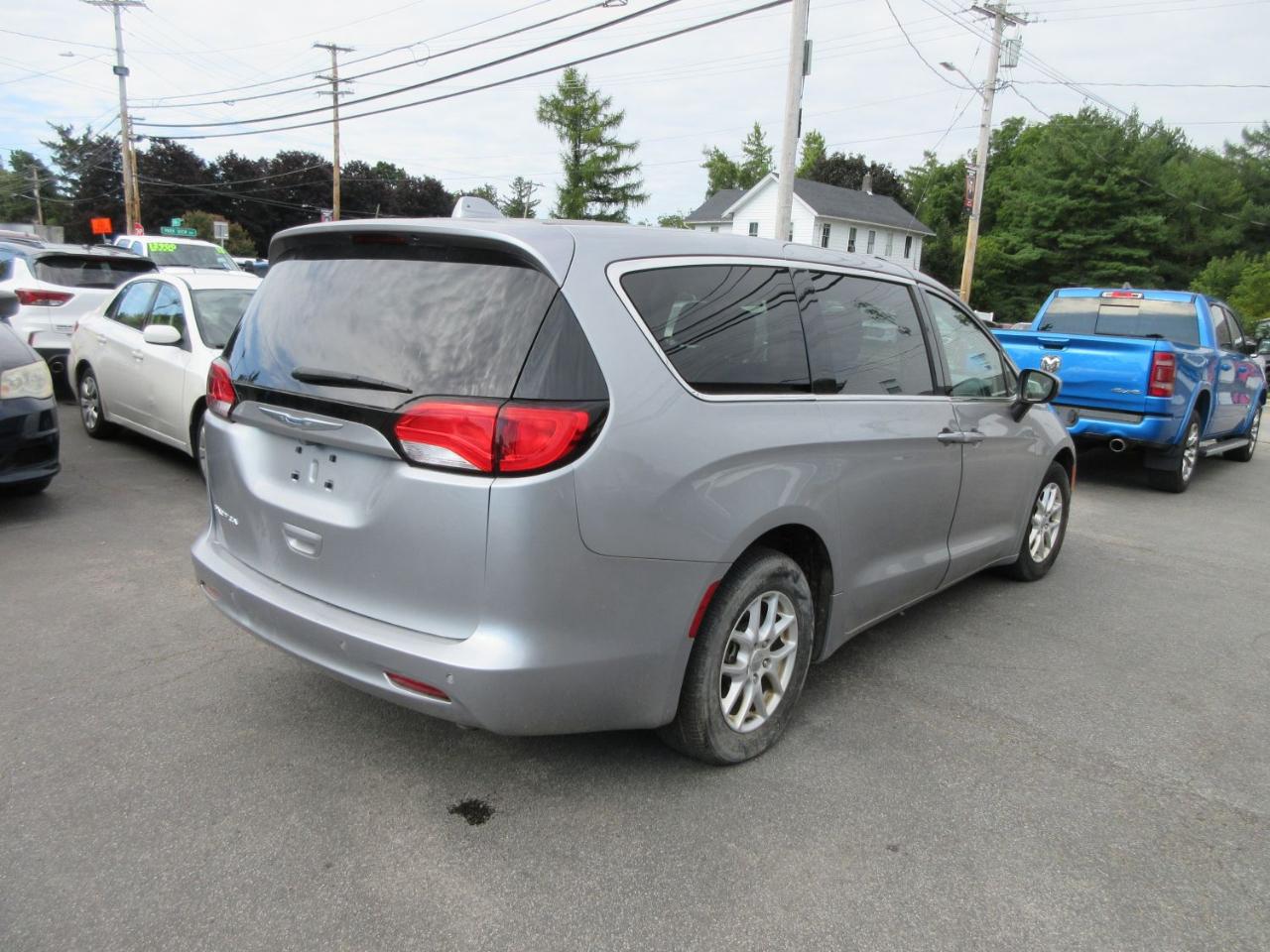 Chrysler Pacifica LX 2018