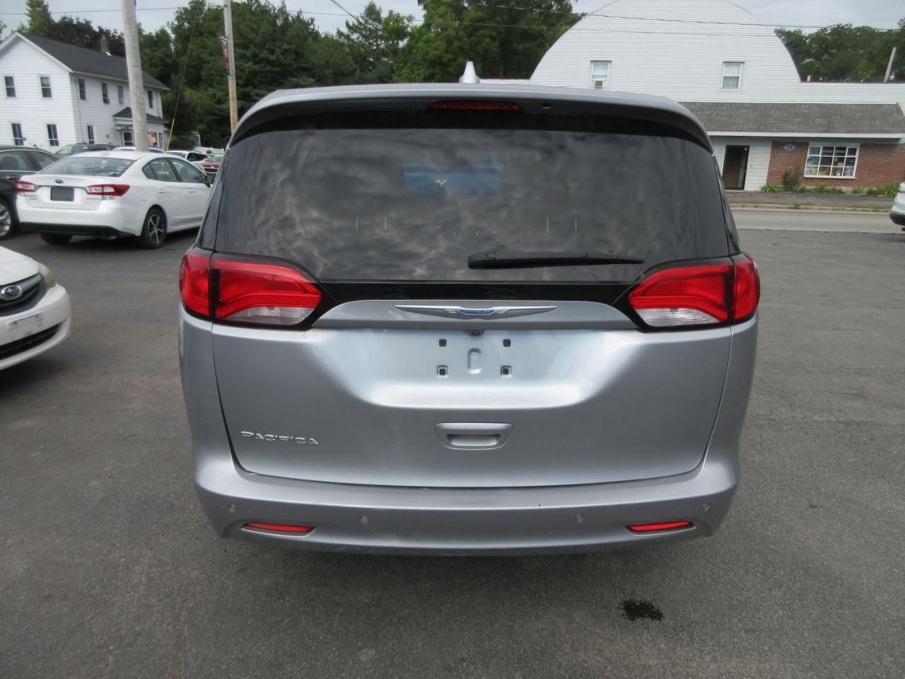 Chrysler Pacifica LX 2018