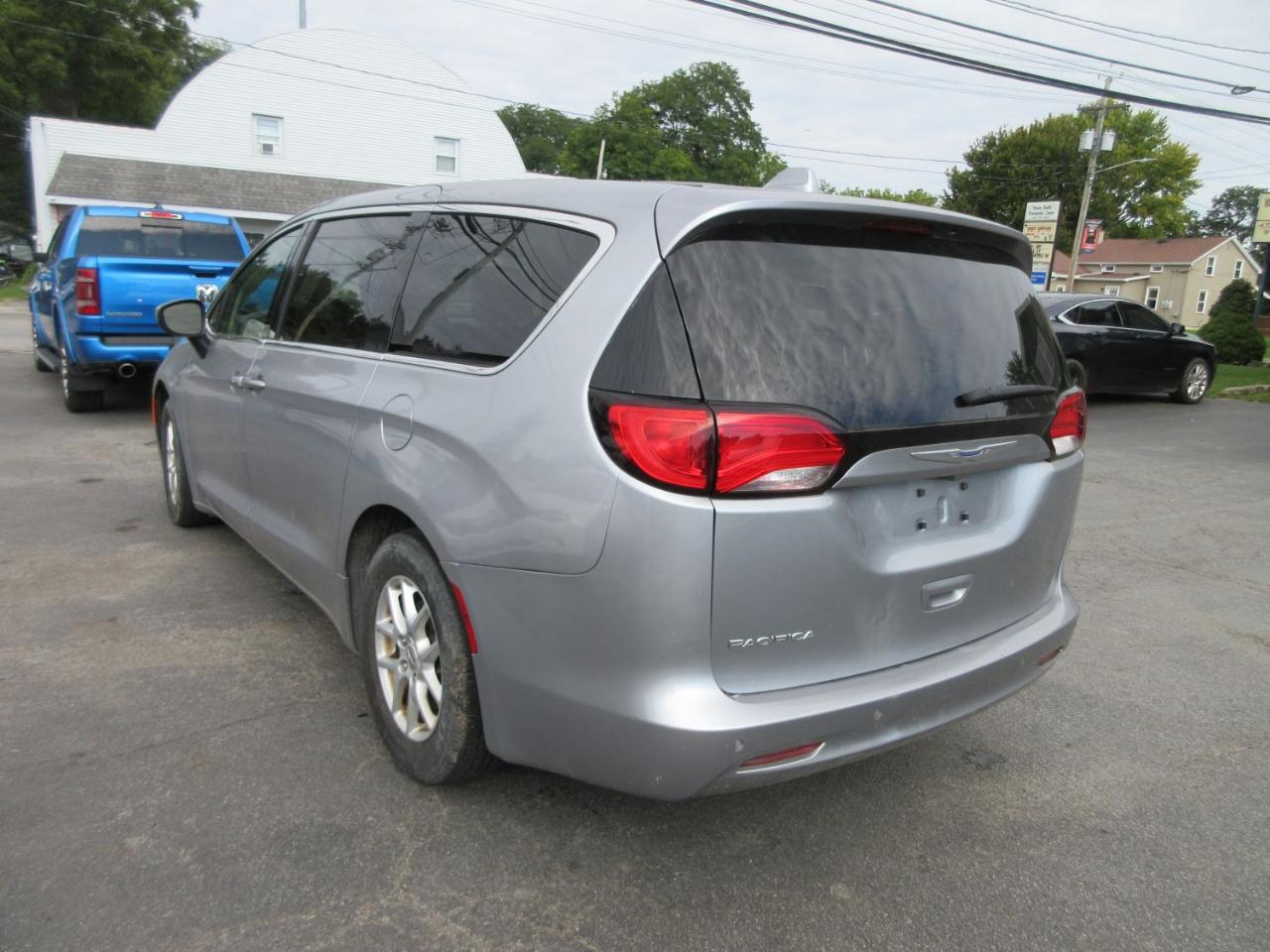 Chrysler Pacifica LX 2018