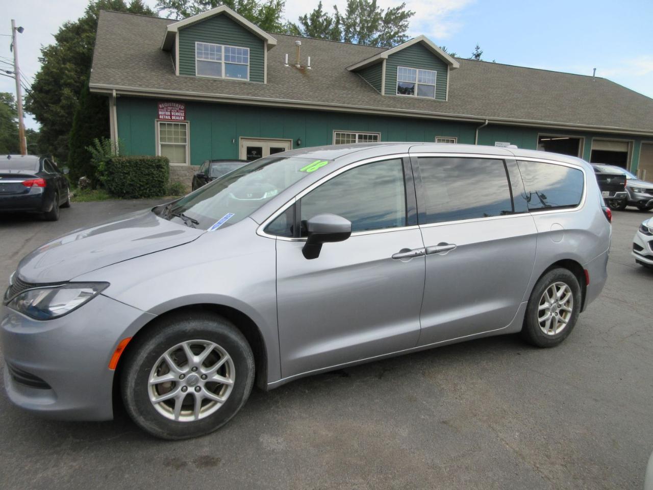 Chrysler Pacifica LX 2018