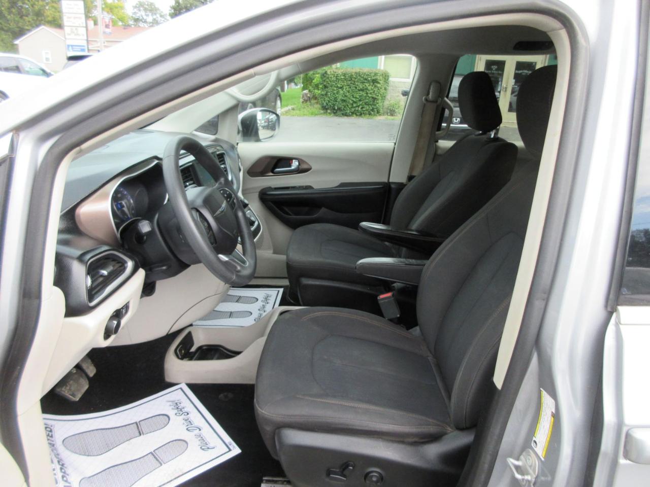 Chrysler Pacifica LX 2018