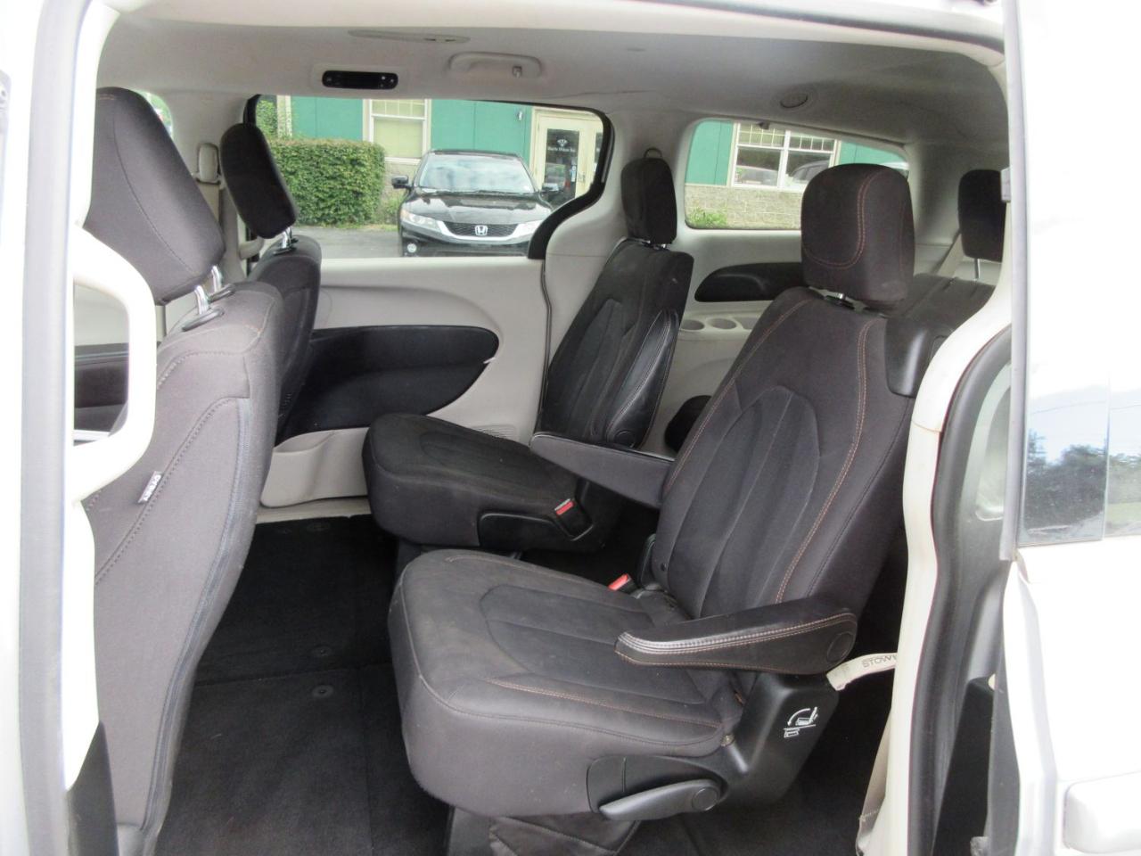 Chrysler Pacifica LX 2018