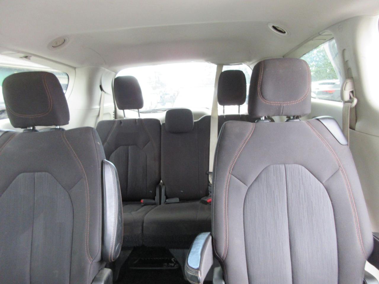 Chrysler Pacifica LX 2018