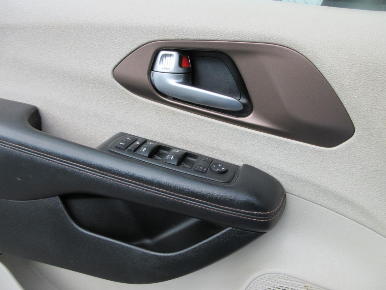 Chrysler Pacifica LX 2018