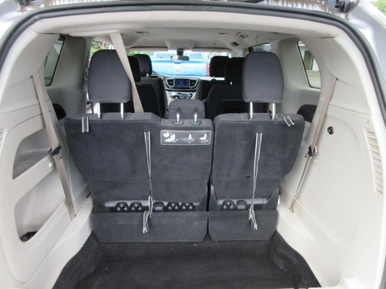 Chrysler Pacifica LX 2018