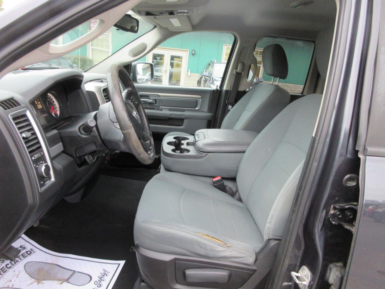 RAM 1500 SLT Quad Cab 4WD 2016