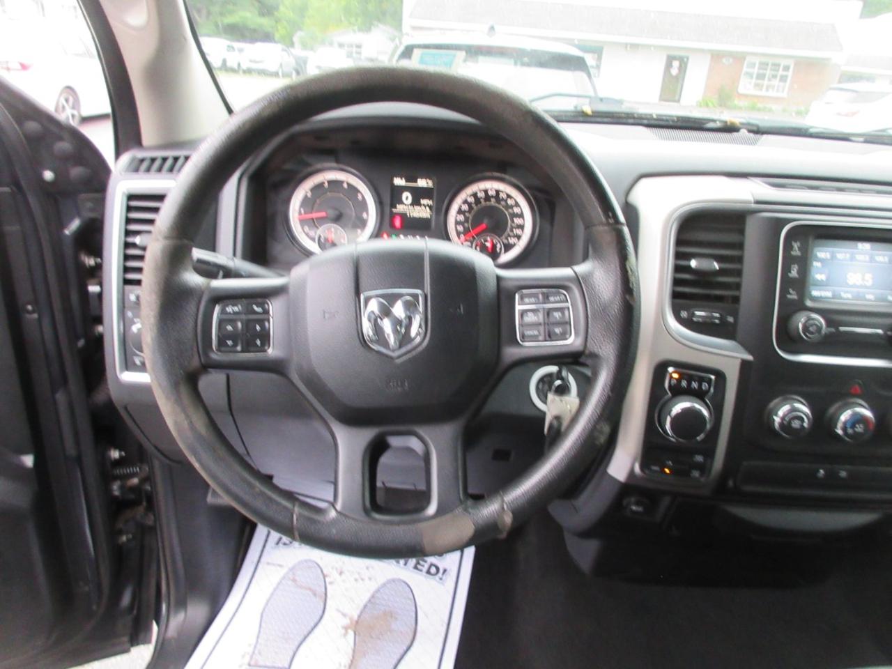 RAM 1500 SLT Quad Cab 4WD 2016