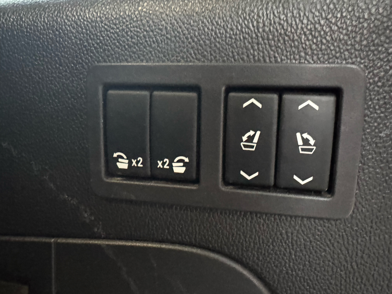 Chevrolet Suburban 4WD 4dr 1500 LT 2018