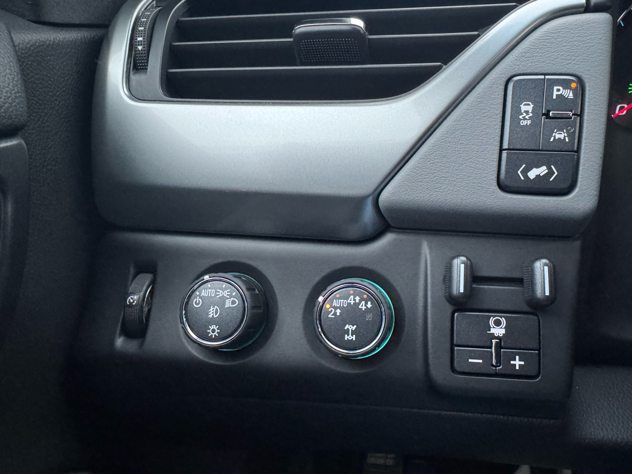 Chevrolet Suburban 4WD 4dr 1500 LT 2018