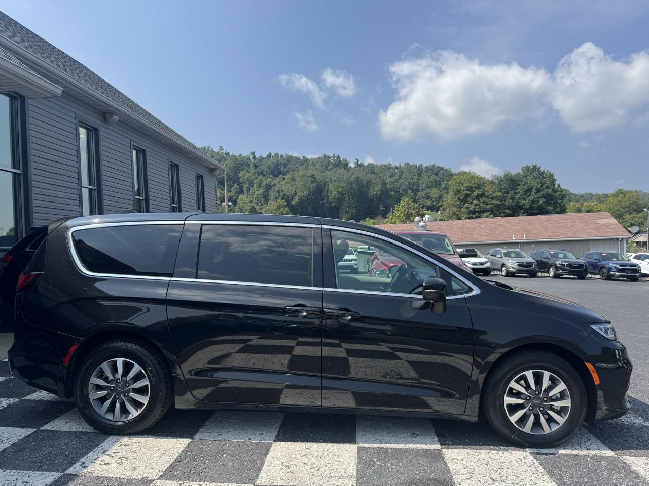 Chrysler Pacifica Hybrid Touring L FWD 2023