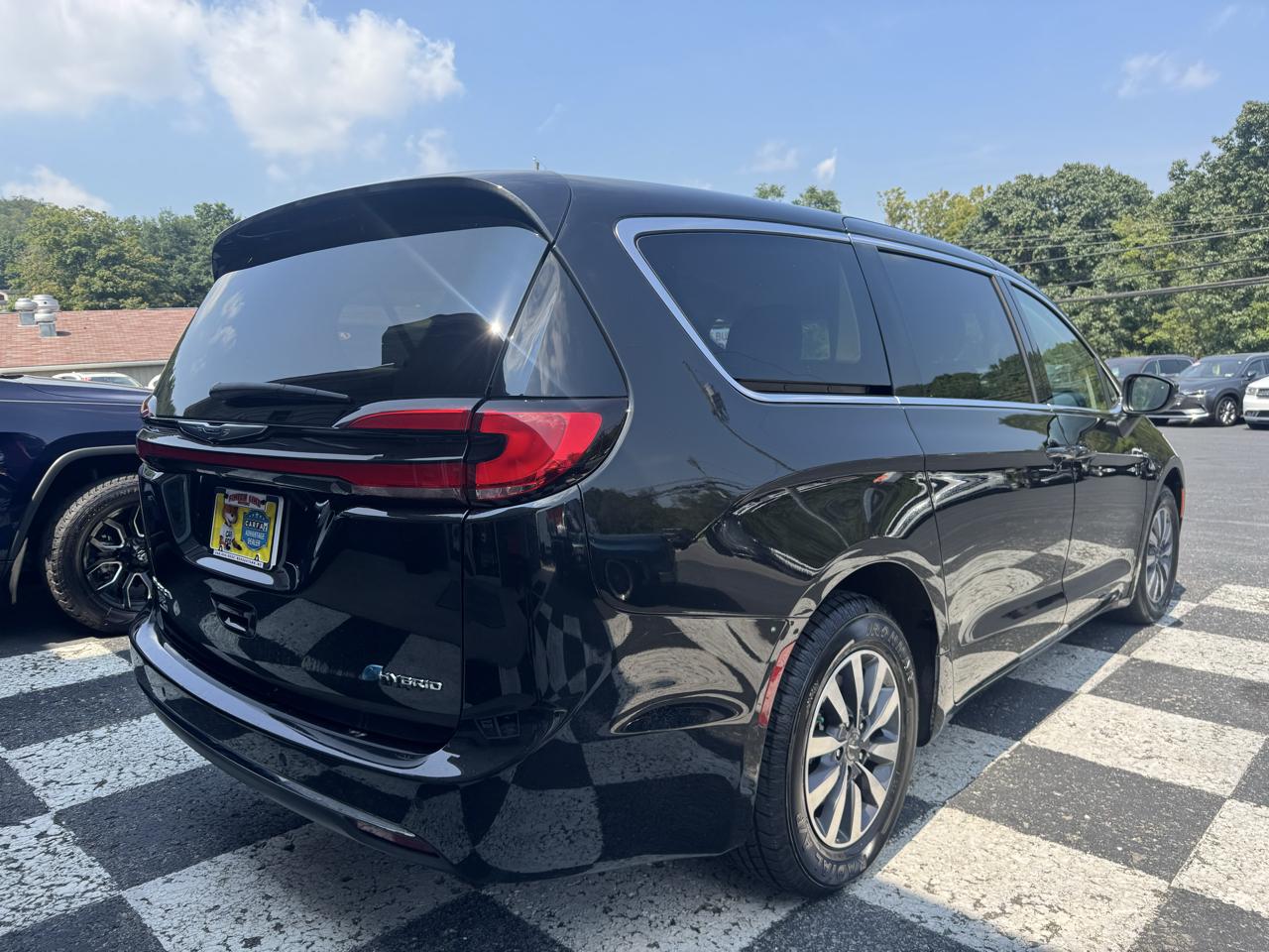 Chrysler Pacifica Hybrid Touring L FWD 2023