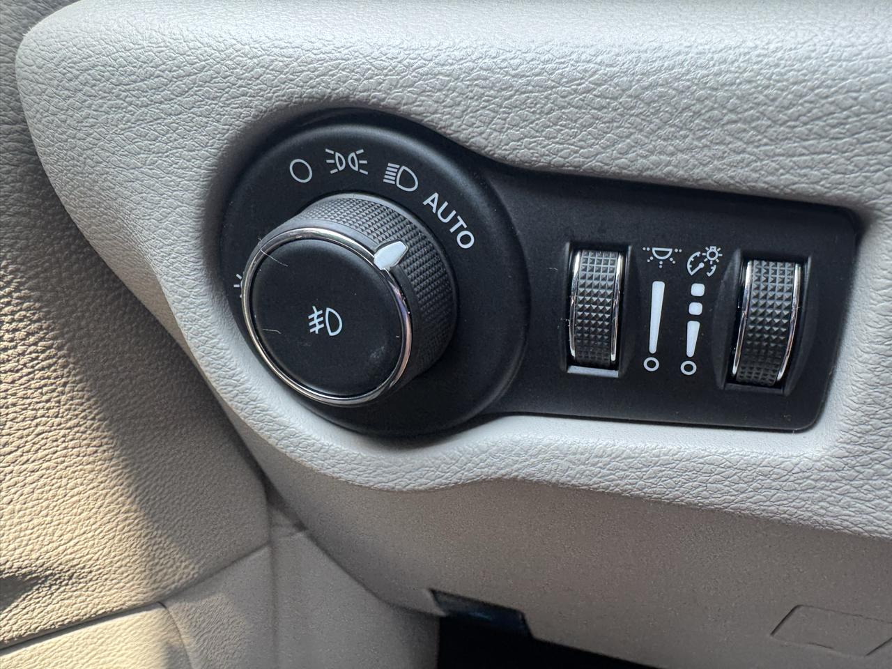 Chrysler Pacifica Hybrid Touring L FWD 2023