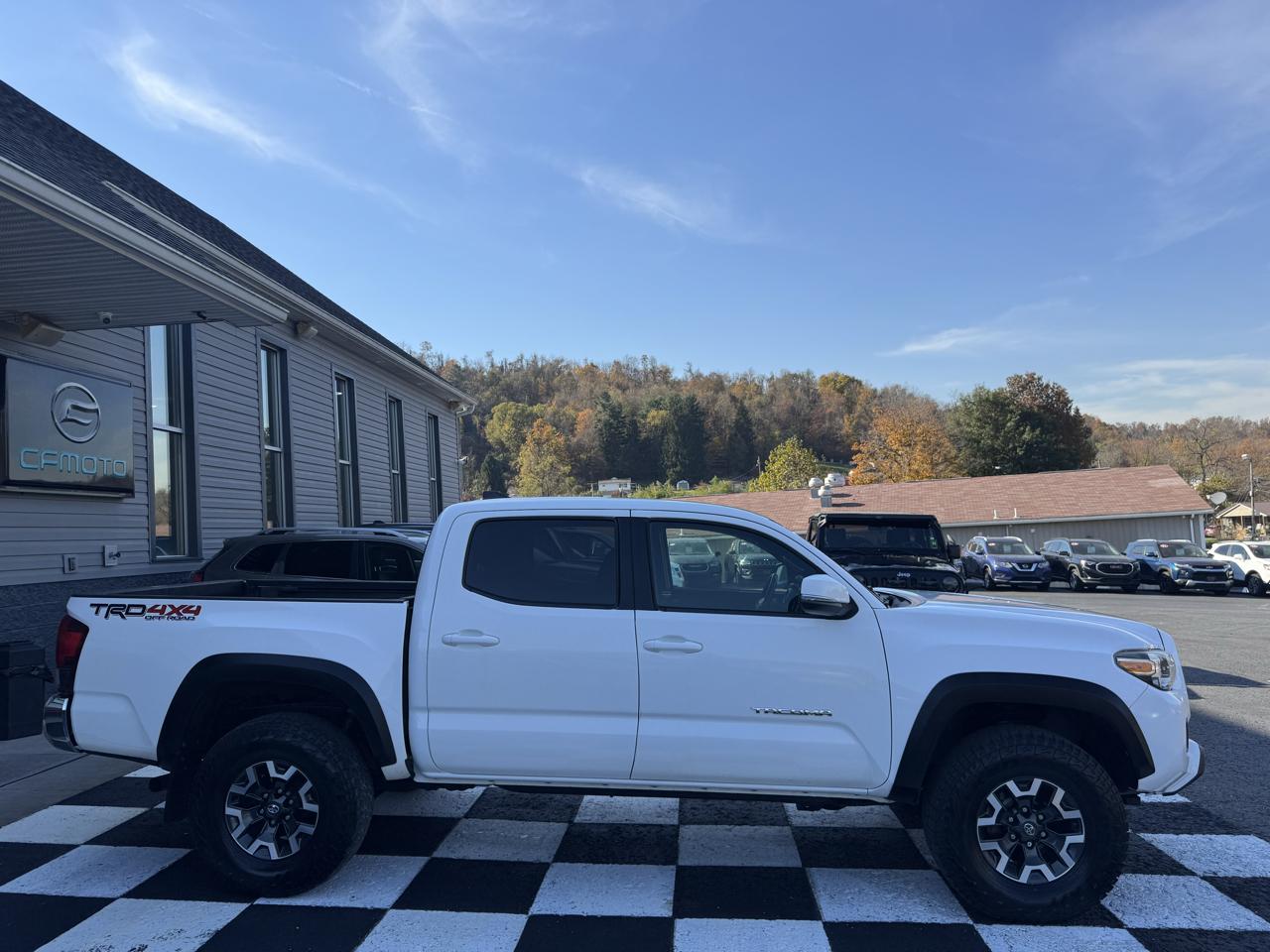 Toyota Tacoma 4WD Double Cab V6 MT TRD Off Road (Natl) 2018