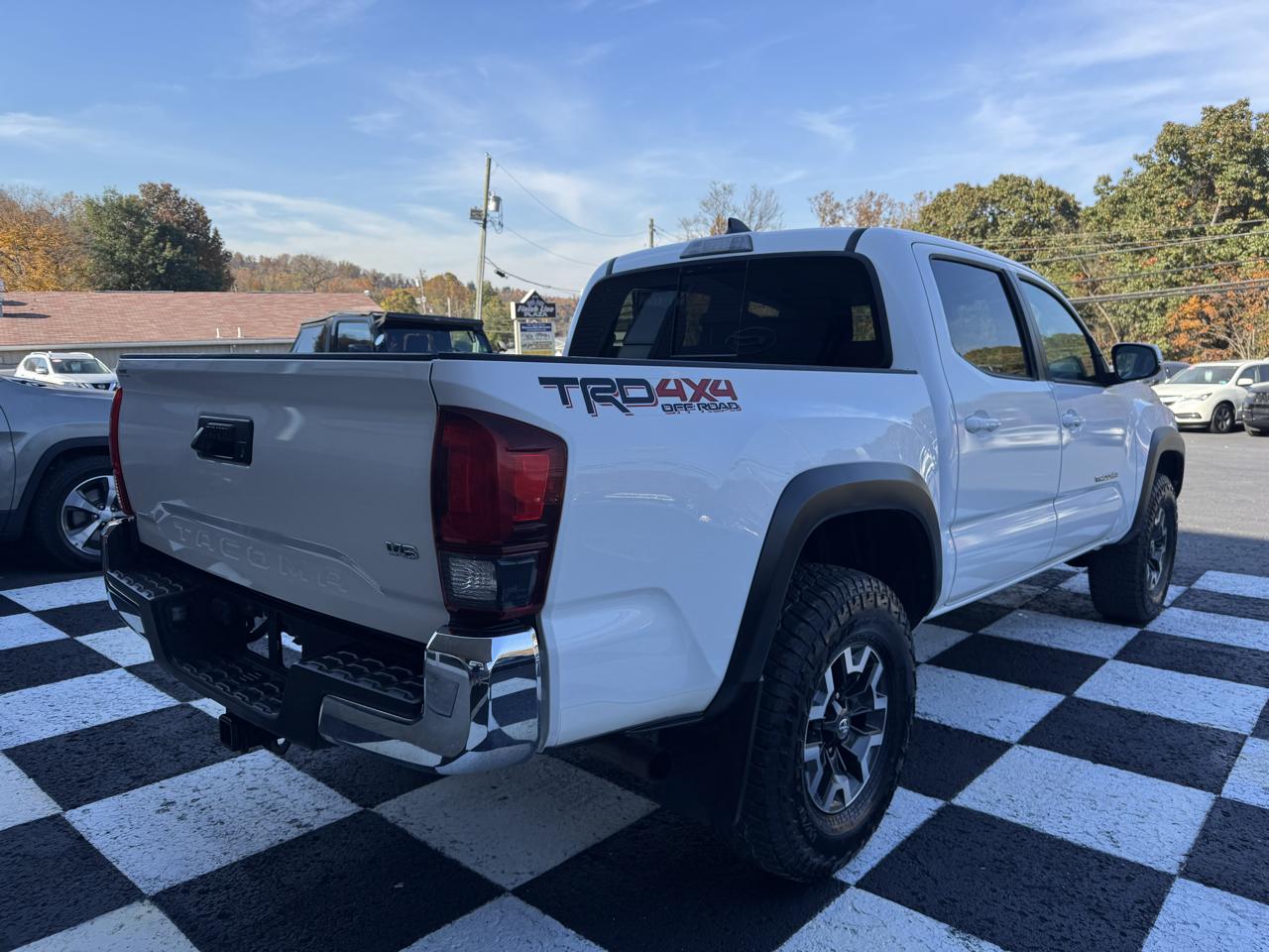 Toyota Tacoma 4WD Double Cab V6 MT TRD Off Road (Natl) 2018