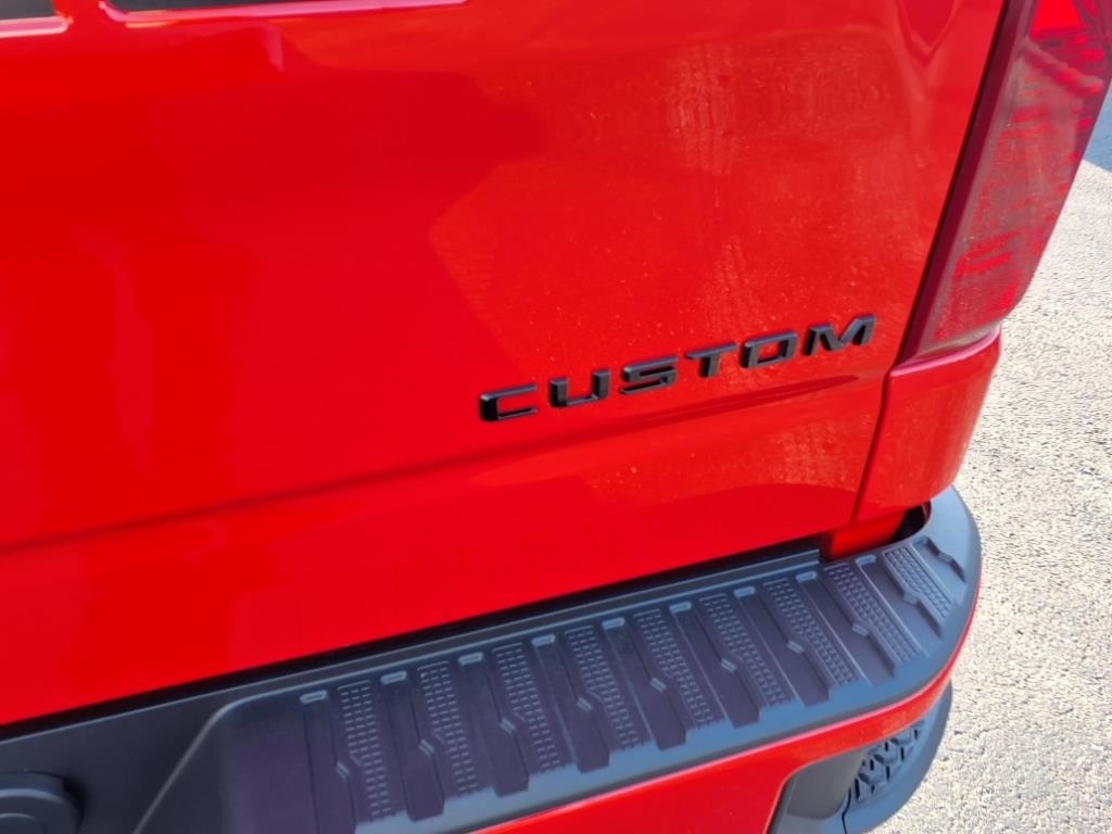 Chevrolet Silverado 1500 4WD Crew Cab 147" Custom 2026