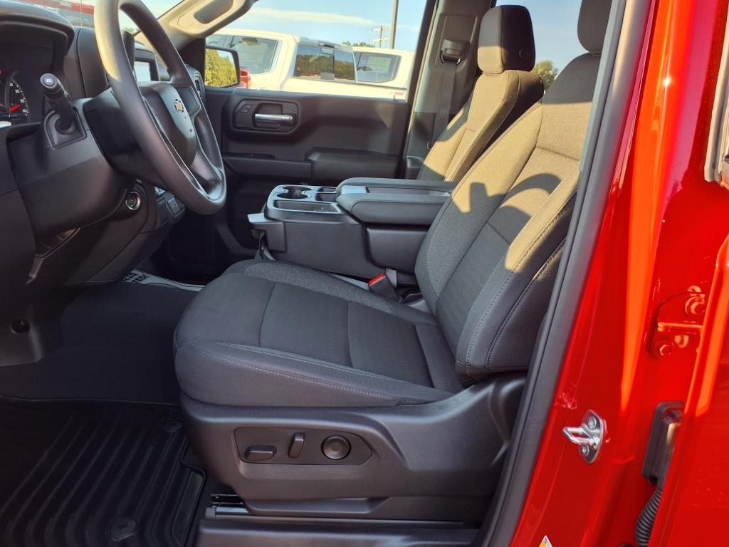 Chevrolet Silverado 1500 4WD Crew Cab 147" Custom 2026