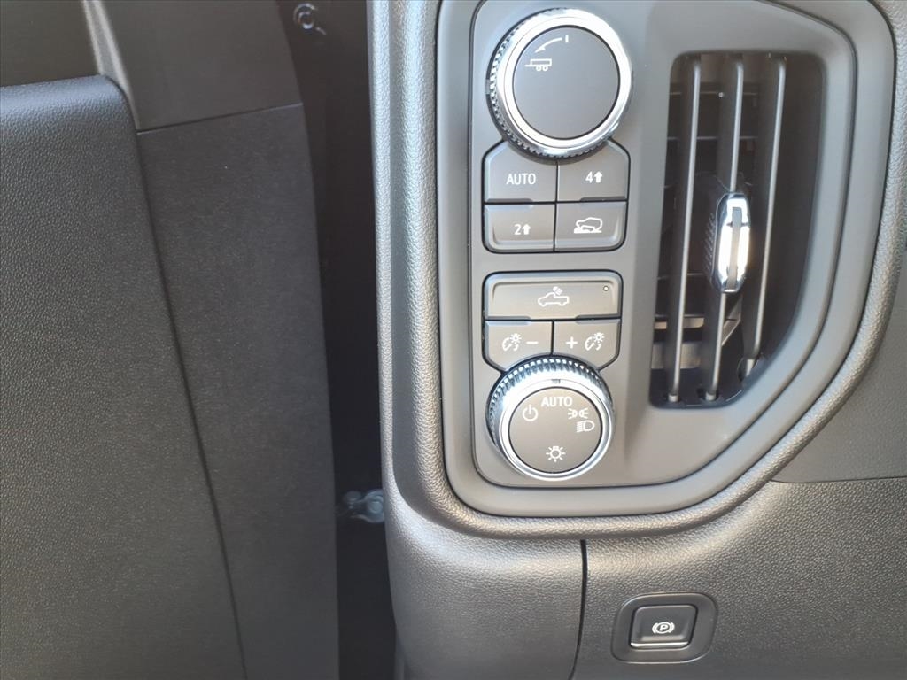 GMC Sierra 1500 4WD Crew Cab 147" Pro 2026