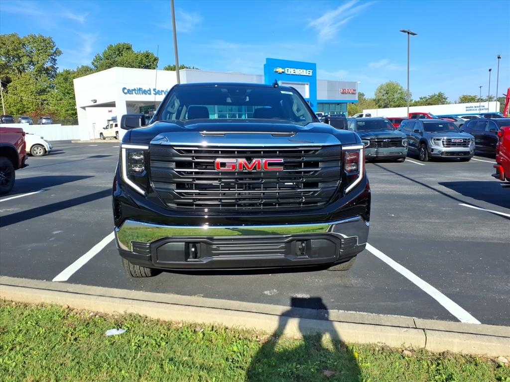 GMC Sierra 1500 4WD Crew Cab 147" Pro 2026