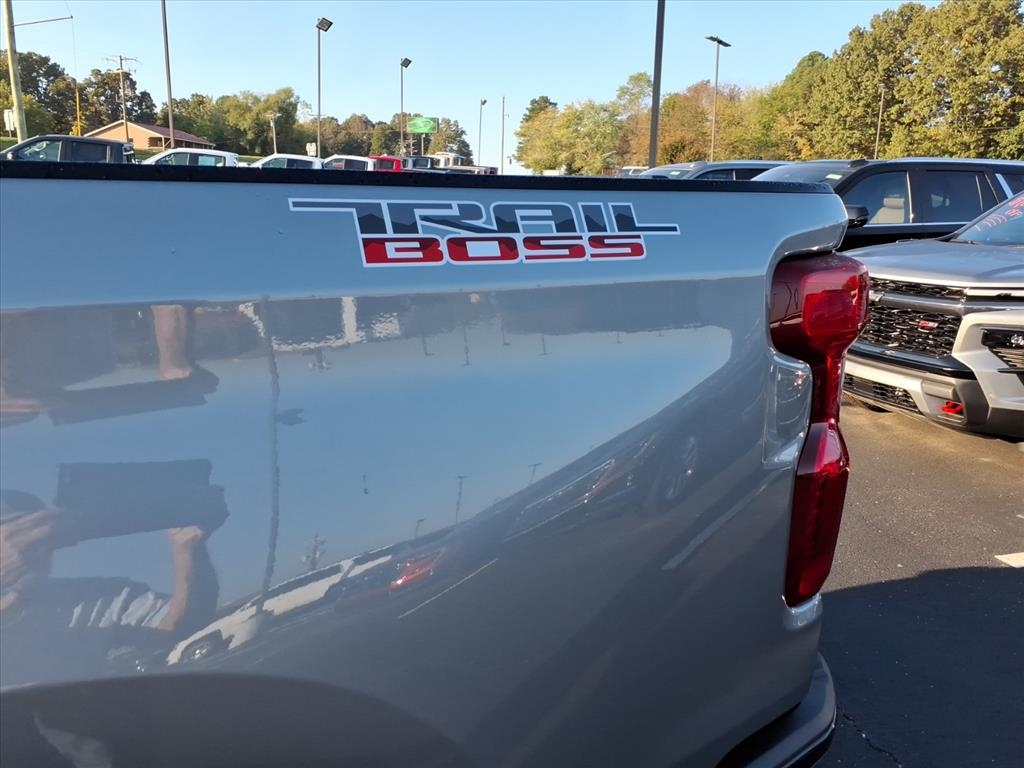 Chevrolet Silverado 1500 4WD Crew Cab 147" Custom Trail Boss 2026